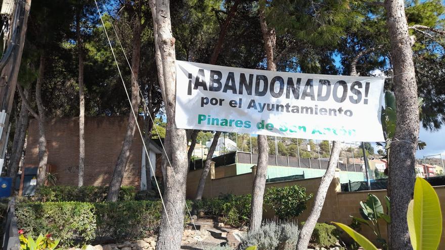 Critican el abandono municipal en Pinares de San Antón
