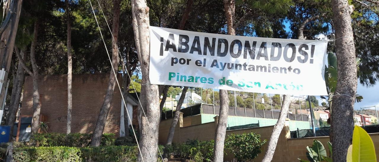 Cartel a la entrada de Pinares de San Antón.