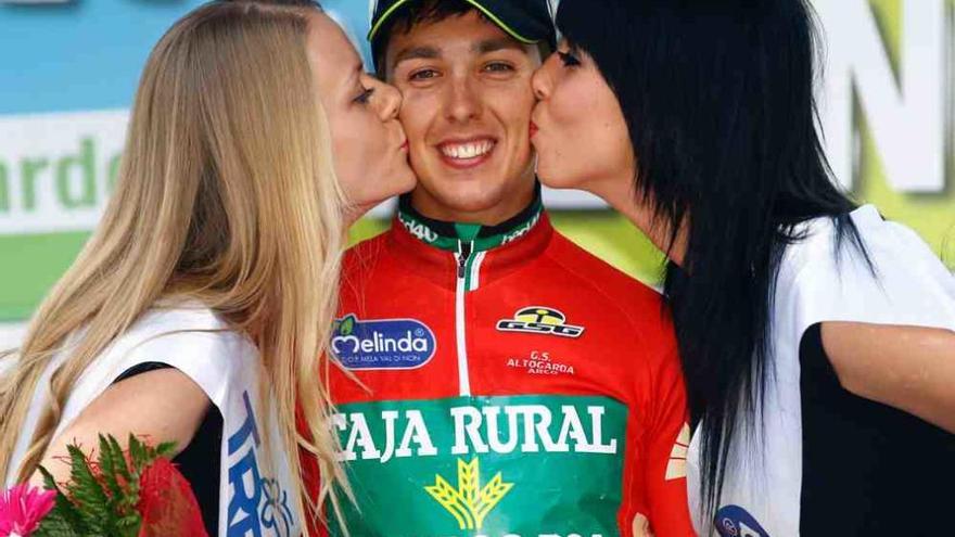 Antonio Molina, en el podio, con el maillot de ganador de las metas volantes