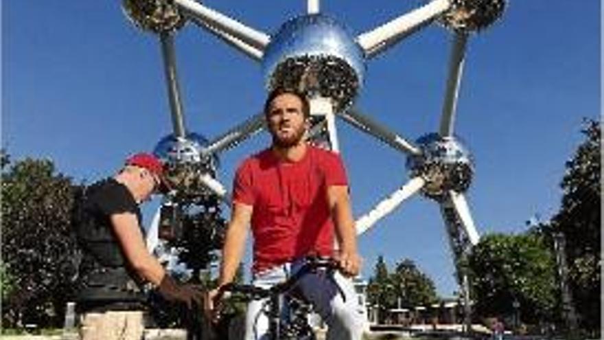 Ricardo Gómez (Carlos Alcántara) rodant sota l&#039;Atomium de Brusel·les.