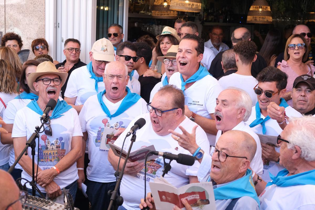 El alcalde cantando con el grupo Los Caracoles los típicos temas de las Fiestas Mayores de Elda.