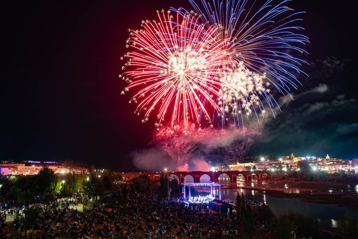 Fuegos artificiales en Badajoz en la noche de San Juan