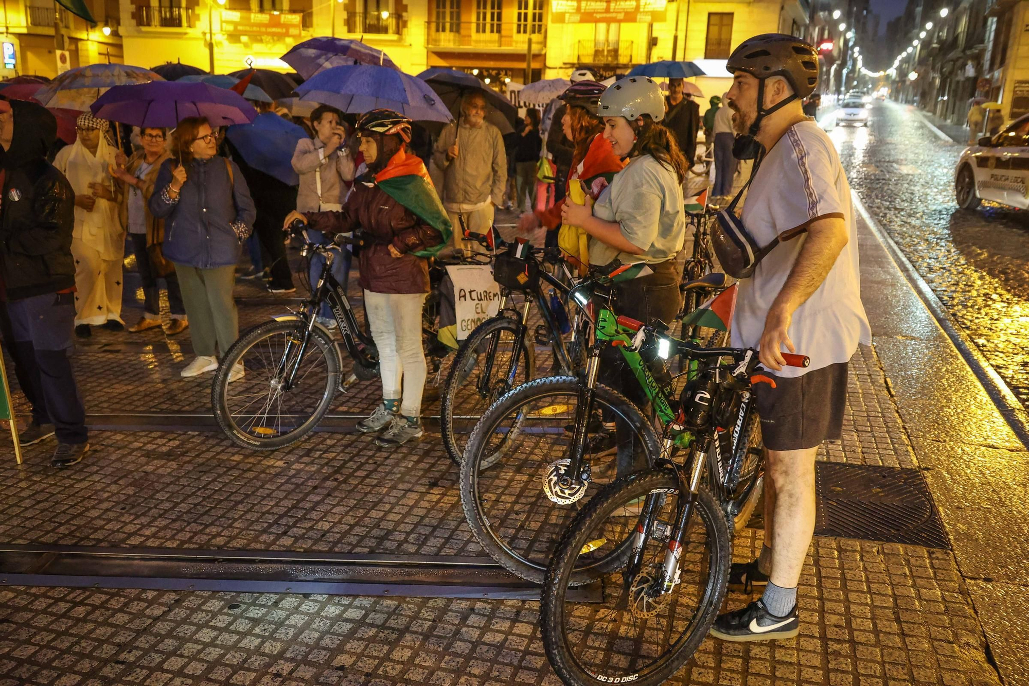 Alcoy se moviliza bajo la lluvia: concentración y marcha ciclista en apoyo al pueblo palestino