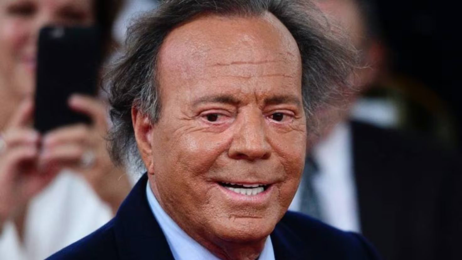 Julio Iglesias, ahora investigado por los visados de las trabajadoras