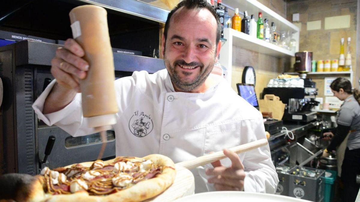 «Manel» Rial, preparando ayer la pizza «Terra di Mendu» en su restaurante Il Popolo.