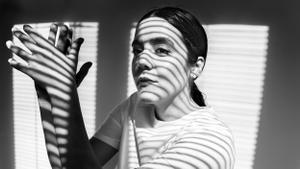 Entramos en 'la guarida' de Valeria Castro: en Mapa Música ha alumbrado las canciones que componen 'Con cariño y con cuidado'.