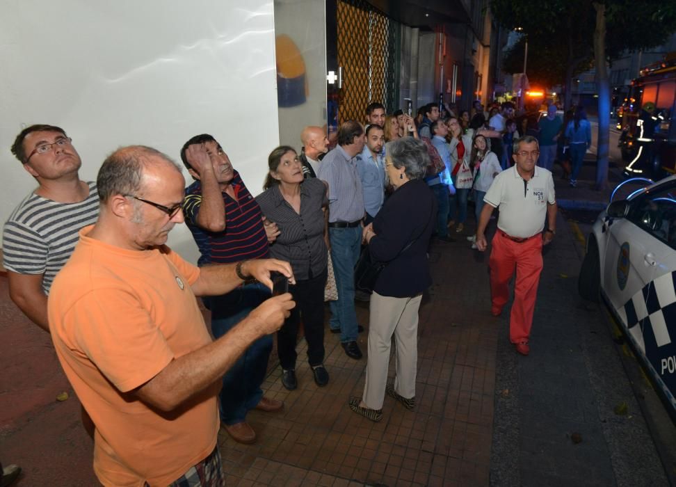 Los Bomberos tuvieron que actuar a última hora de la tarde en el Hospital de Pontevedra, donde un paciente había plantado fuego a los colchones de tres habitaciones.