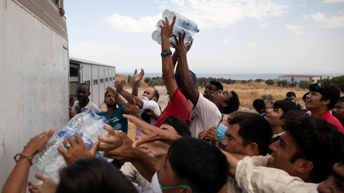 Refugiados del destrozado campo de Moria.