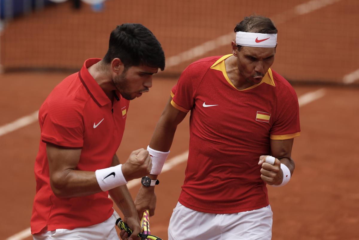 Rafa Nadal y Carlos Alcaraz durante su partidos de octavos de final en los Juegos Olímpicos.