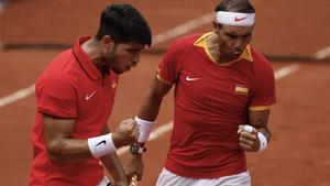 Rafa Nadal y Carlos Alcaraz durante su partidos de octavos de final en los Juegos Olímpicos.