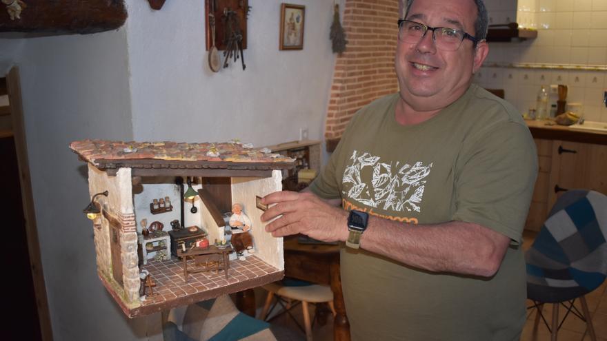 El vecino de Villores que recrea las casas de su pueblo en miniatura