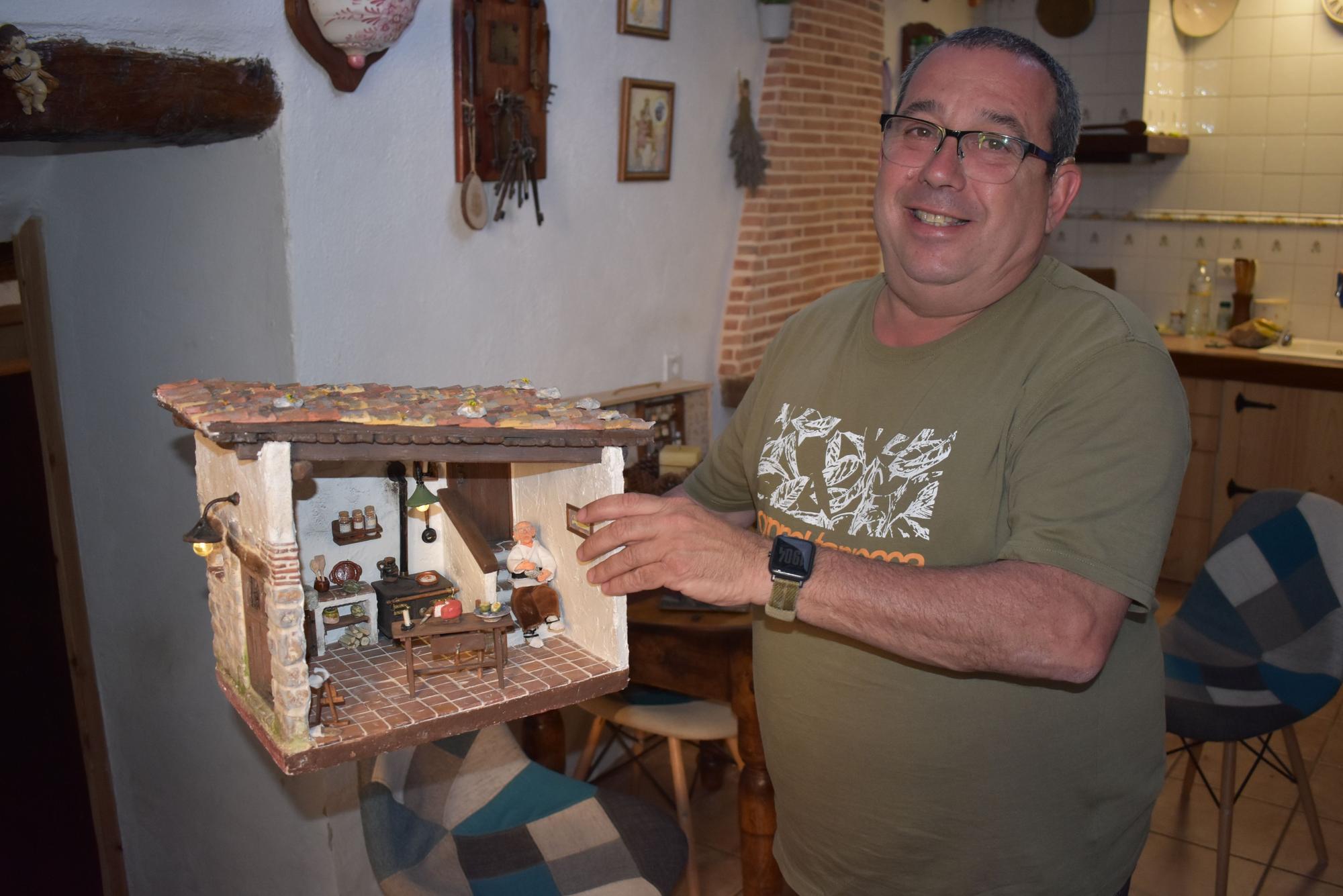 El vecino de Villores que recrea las casas de su pueblo en miniatura