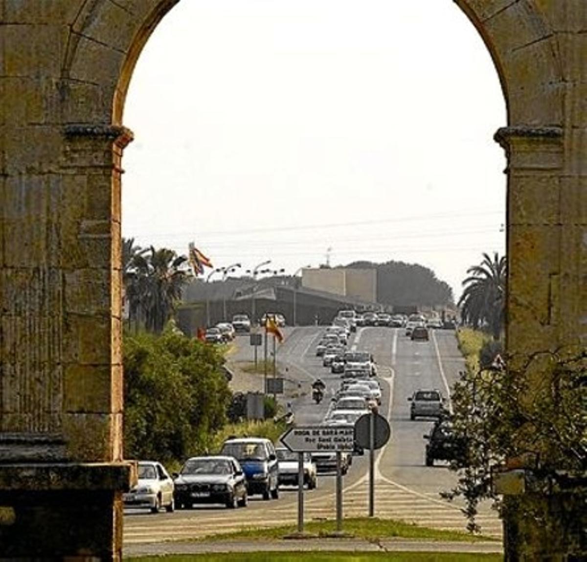 La N-340, l’antiga Via Augusta, al seu pas per l’arc de Berà. La N-340, l’antiga Via Augusta, al seu pas per l’arc de Berà.
