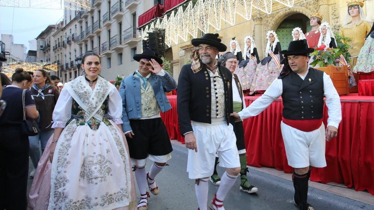 El alcalde, Luis Barcala, y la concejala de Fiestas, Cristina Cutanda, acompañados de «Funzo», el pregonero de este año, y David Olivares, presidente de la Federació de Fogueres de Sant Joan.