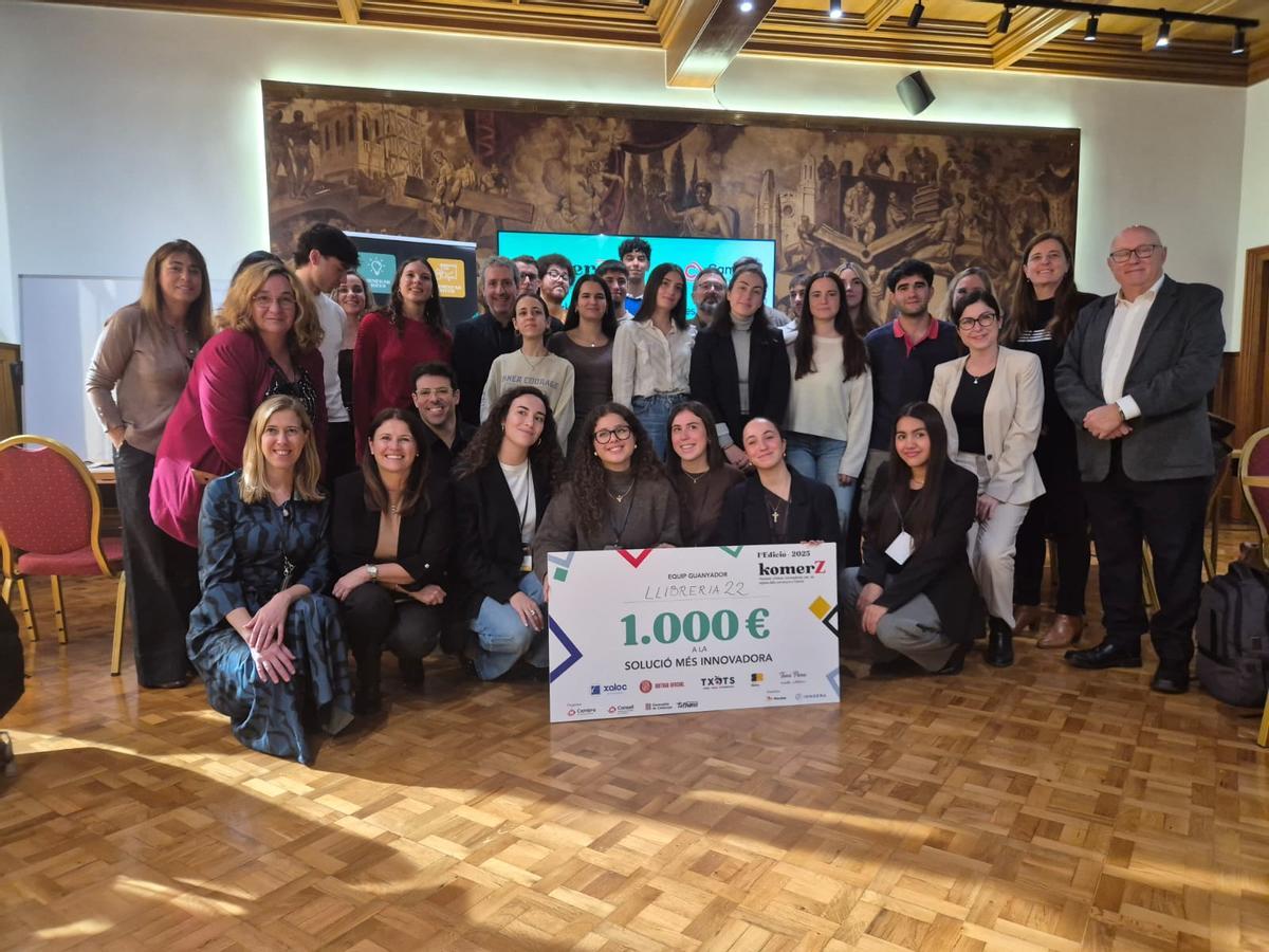 Tots els participants de la hackató KomerZ que s'ha celebrat durant els dies 15 i 16 de novembre