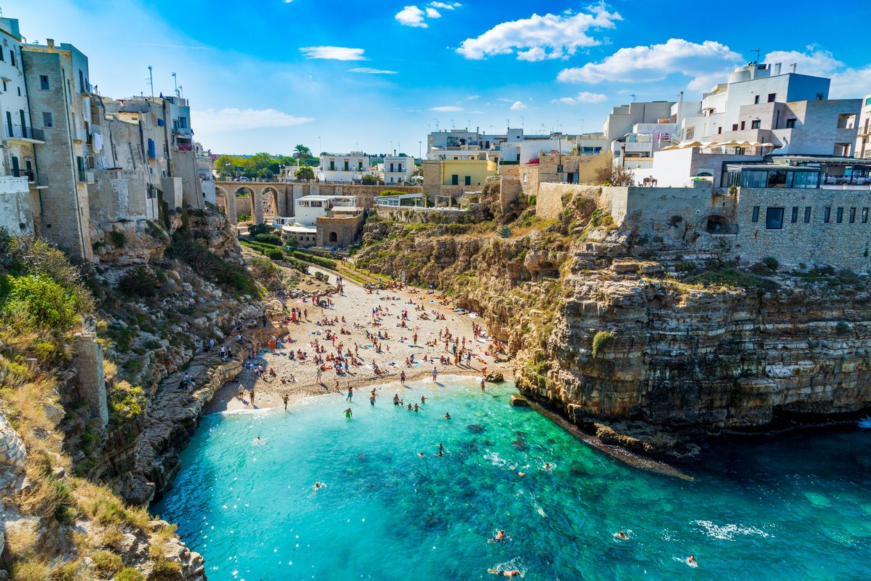 La playa de Lama Monachile Cala Porto en Polignano a Mare en la Puglia italiana