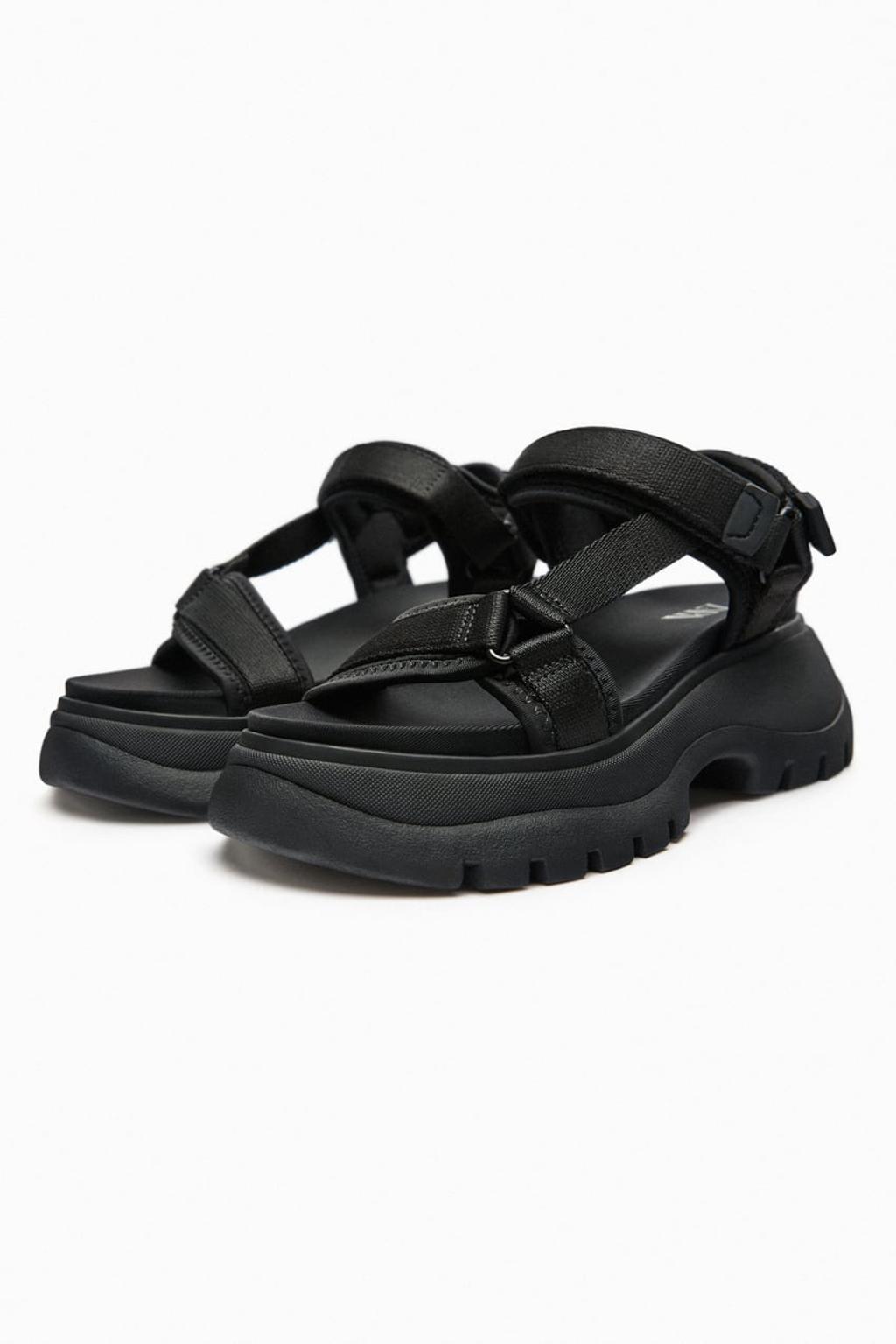 Sandalias deportivas en color negro (39,95 euros).