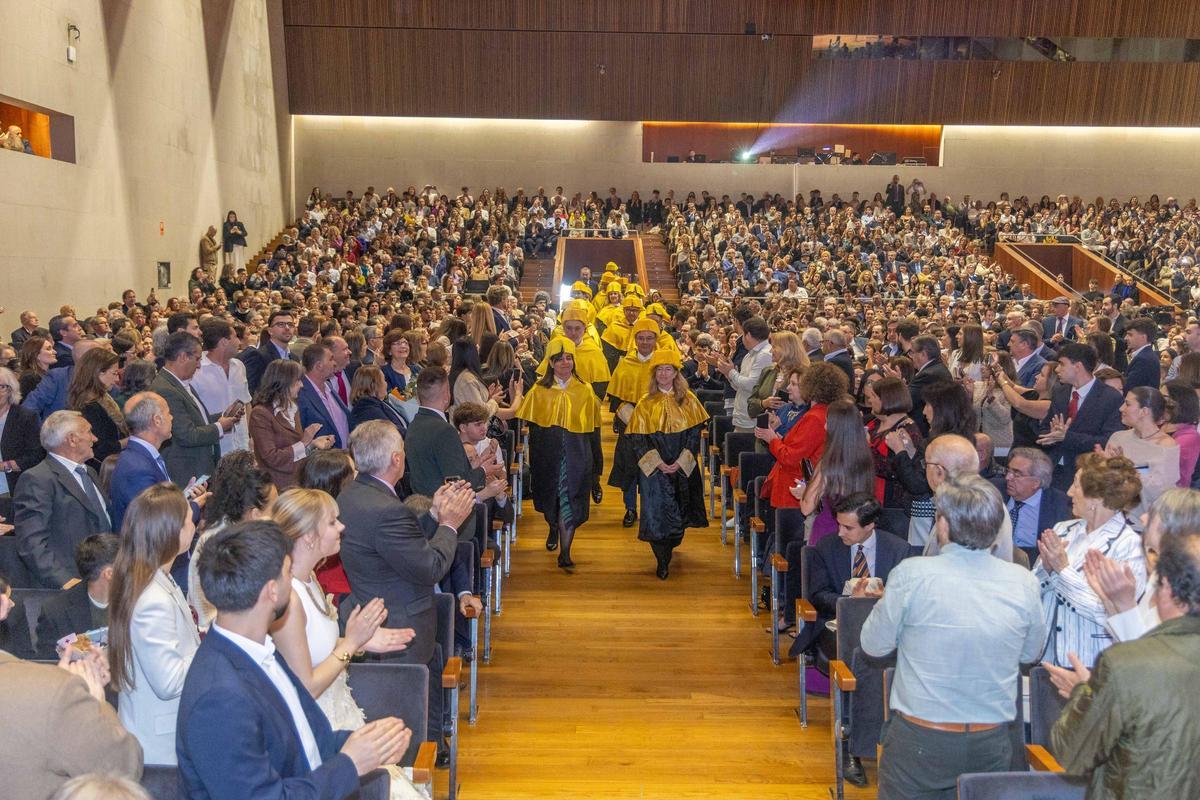 Trescientos alumnos de Medicina de la USC se gradúan con Victoria Sampayo y Andrés Soto como padrinos de la promoción Trescientos alumnos de Medicina de la USC se gradúan con Victoria Sampayo y Andrés Soto como padrinos de la promoción