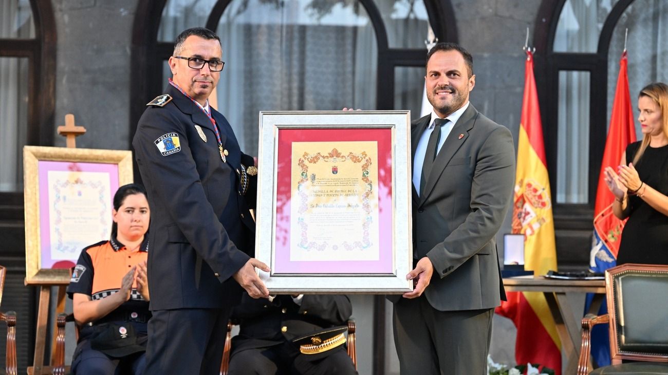 Medalla de bronce de  Arrecife para el policía y jefe de la Agrupación de Protección Civil de Arrecife, Osbaldo Espino.