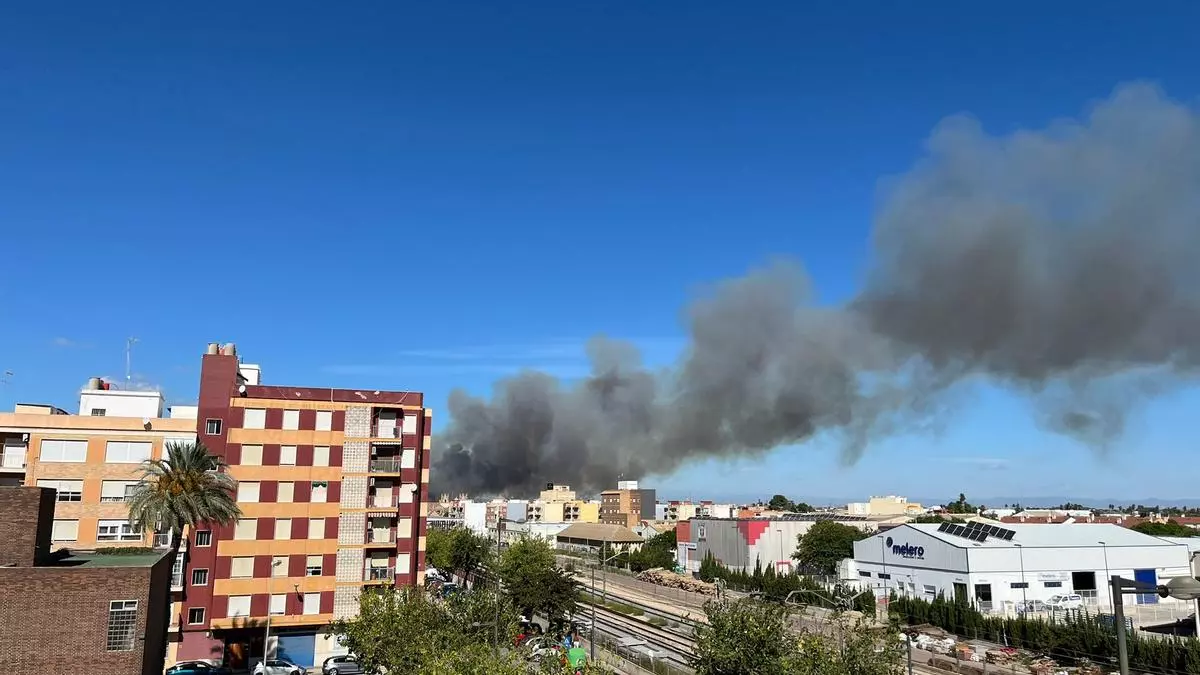 Estabilizan el incendio de Sueca y reabren la A-38 al tráfico