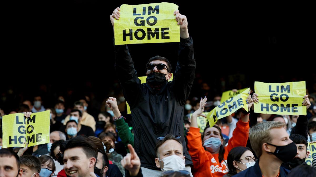 Carteles contra Peter Lim en el último partido frente al Atlético de Madrid en Mestalla