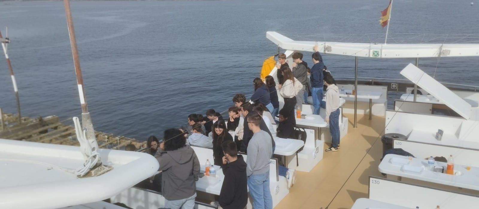 Alumnos franceses en el catamarán "Fly Delfín" realizando la Ruta de los Mejillones por la ría de Arousa.