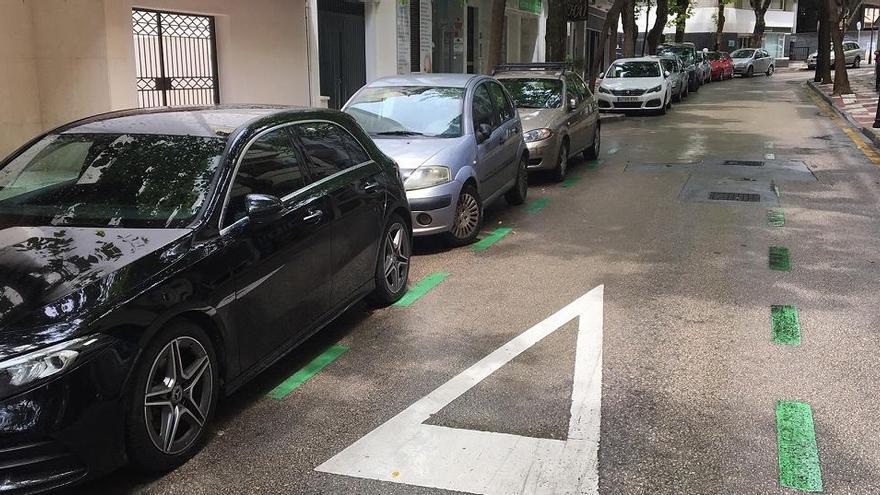 Vehículos estacionados en una de las zonas verdes del centro urbano de Marbella.