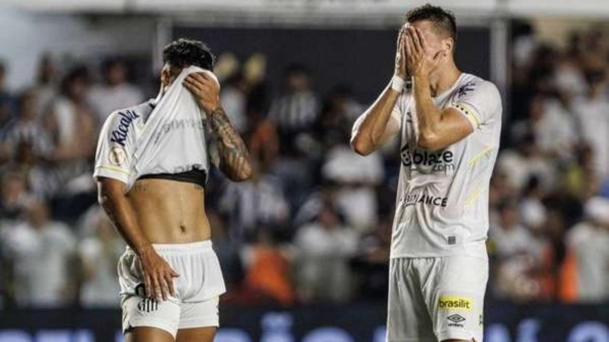 Los jugadores del Santos lamentan el descenso