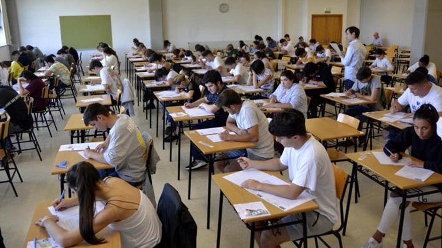 Estudiantes de A Coruña en un examen de selectividad.
