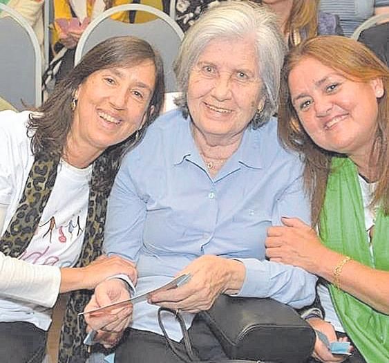 María José Villanueva, a la izquierda, y su hermana María Villanueva, con su madre, Maribel Ordóñez.