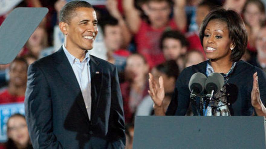 Barack Obama y su esposa Michelle Obama durante un mitin.