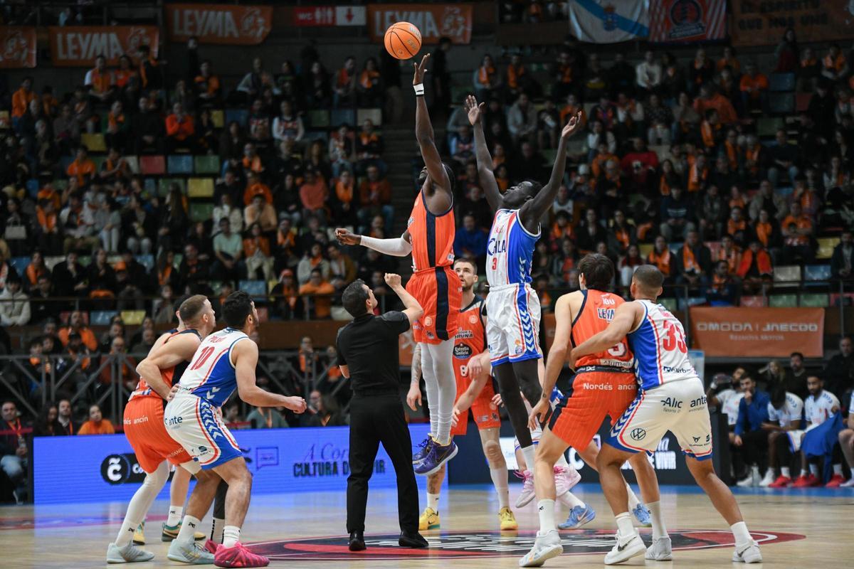 Salto inicial del partido entre HLA Alicante y Leyma Coruña