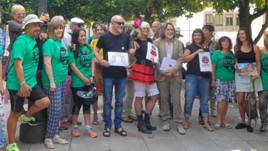 Representantes de varios de los colectivos que gestionan La Mateína, ayer en la Corrada del Obispo.