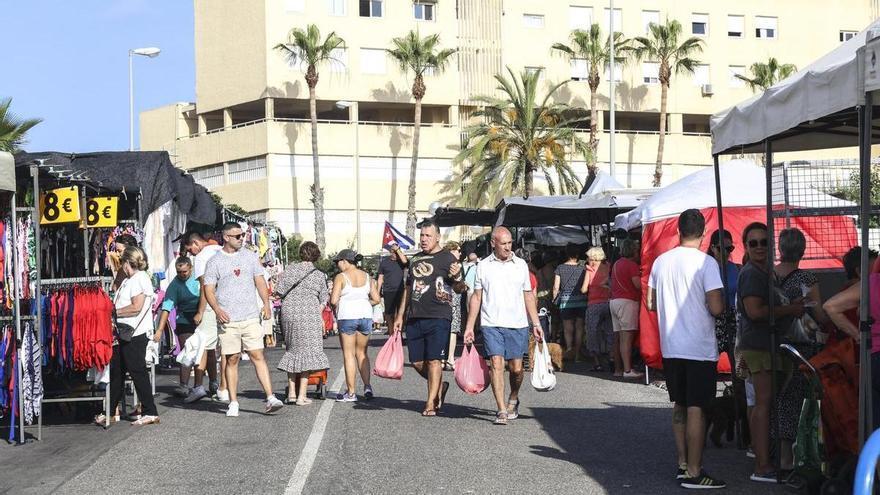 El mercadillo de Urbanova, ¿más allá del verano?