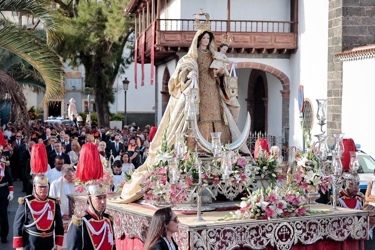 Procesión marítimo-terrestre de la Virgen del Carmen en Santa Cruz