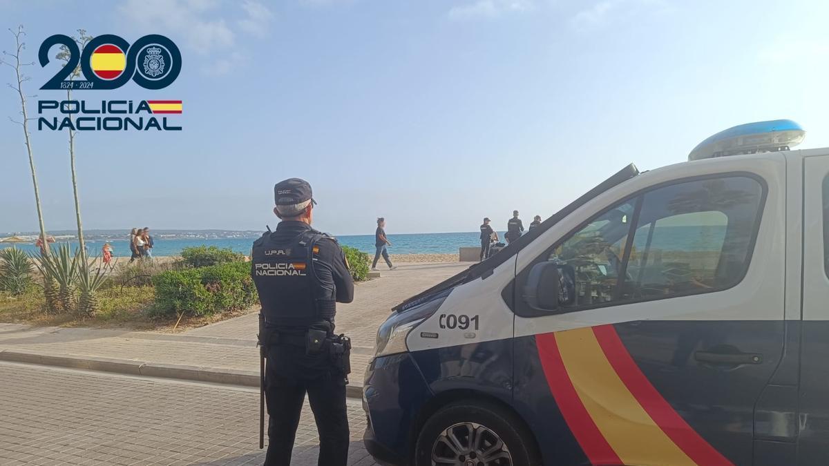 Un agente de la Policía Nacional vigila la Playa de Palma.