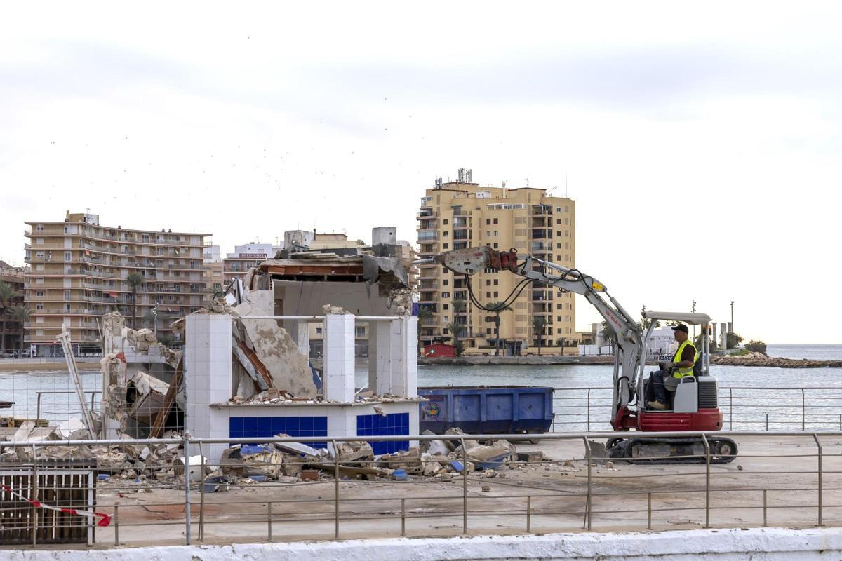 La última estampa de El Tintero. El kiosco ha sido demolido a primera hora de la mañana este martes por Costas