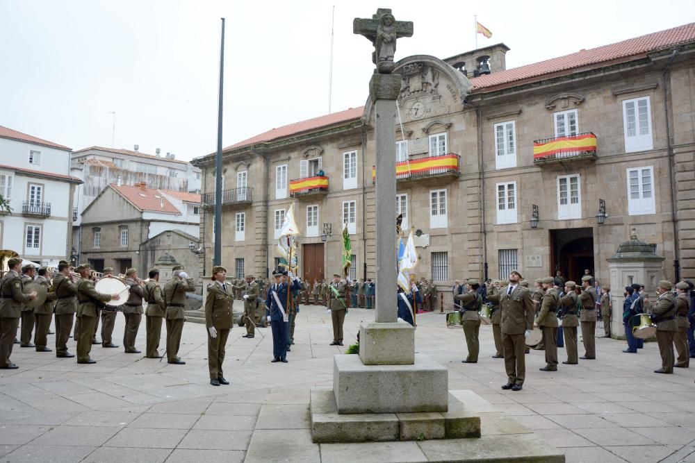 Parada militar en la plaza de la Constitución con arriado de bandera.