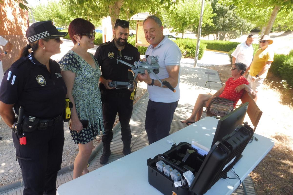 La alcaldesa con agentes y responsable de la empresa suministradora.
