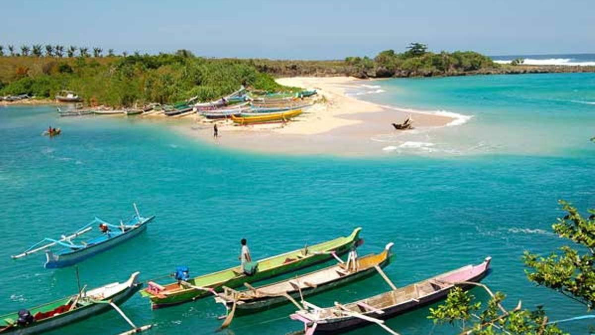 Las aguas turquesas bañan la playa de Pero.