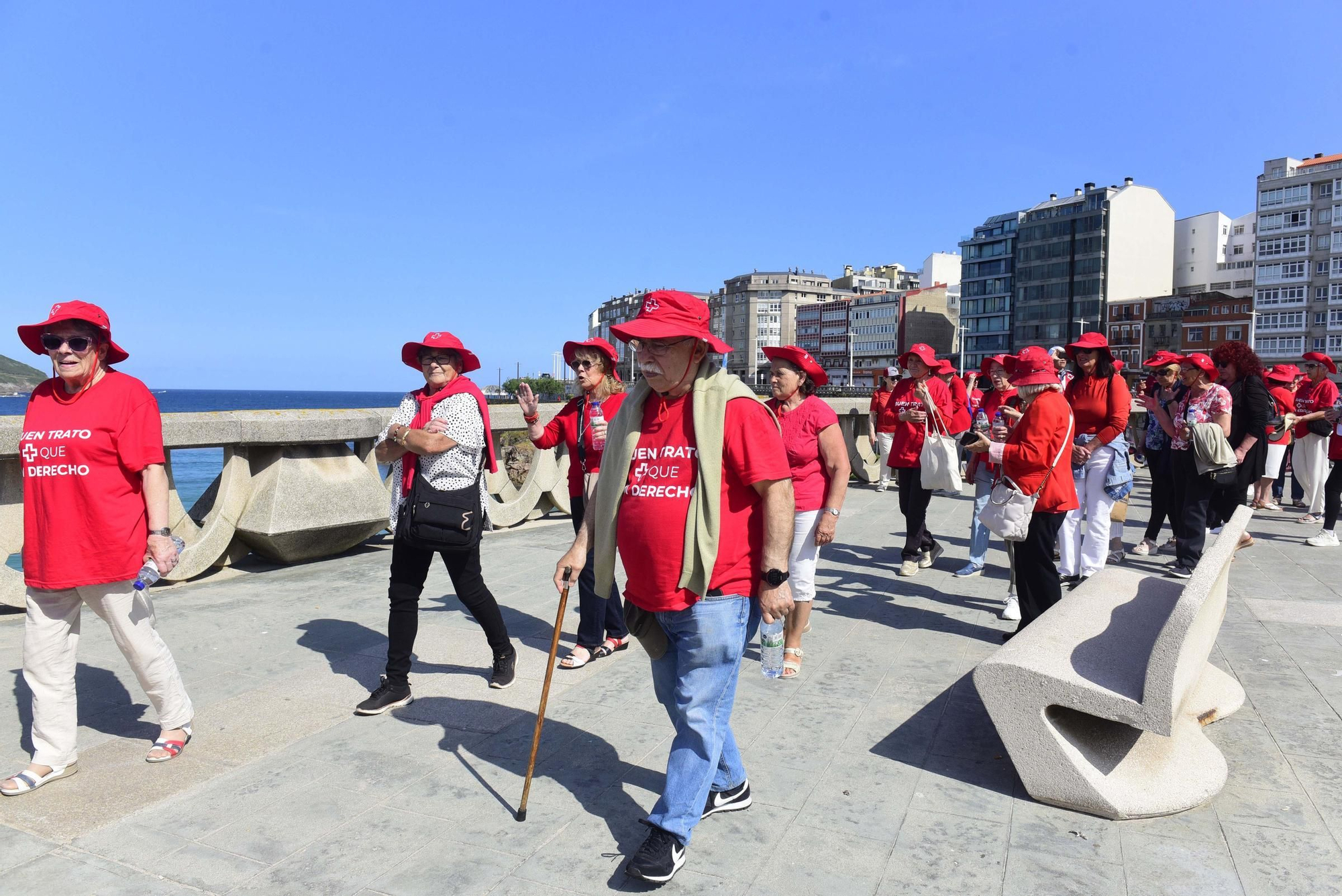 Voluntarios de Cruz Roja acompañan a mayores en un paseo por el Día contra el abuso y maltrato en la vejez