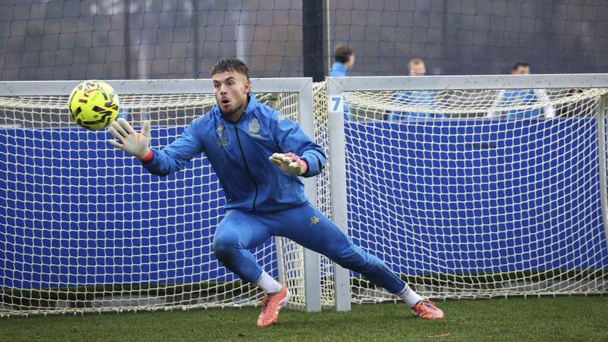 Álvaro Ferllo detiene una pelota en el entrenamiento de regreso al trabajo del Deportivo a Abegondo el 1 de enero. |  RCD