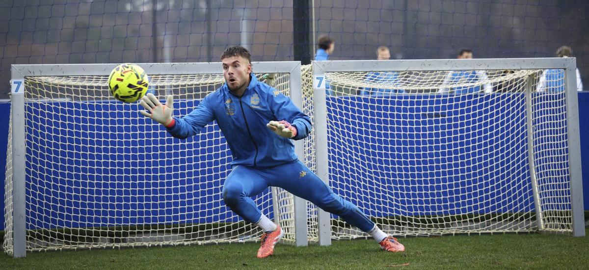 Álvaro Ferllo detiene una pelota en el entrenamiento de regreso al trabajo del Deportivo a Abegondo el 1 de enero. |  RCD