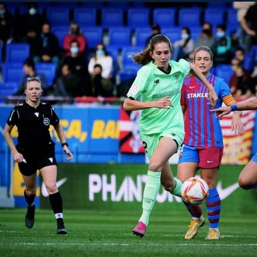 Elena Casal, dirigiendo un Barcelona-Athletic Club.