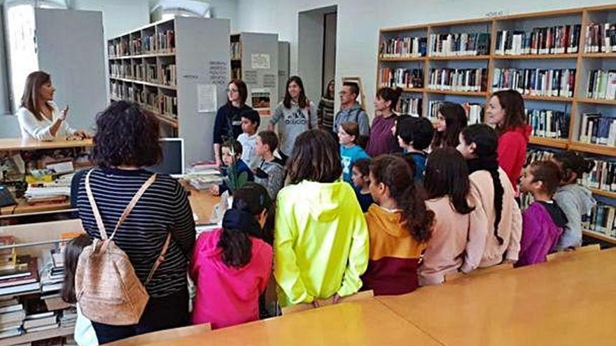 A la izquierda, la directora de la biblioteca en una visita escolar.