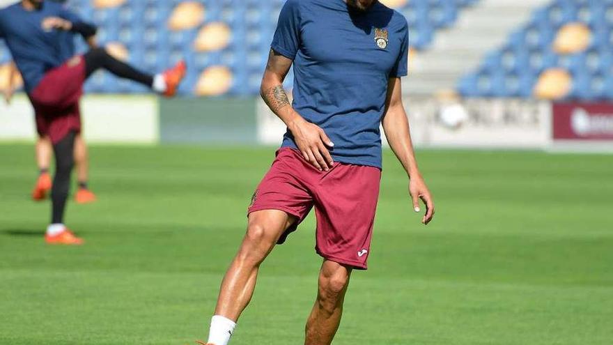 Adrián León durante un entrenamiento en el estadio de Pasarón. // Gustavo Santos