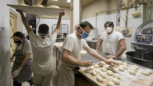 El panadero Jesús Machi, con gafas, en el obrador de su horno