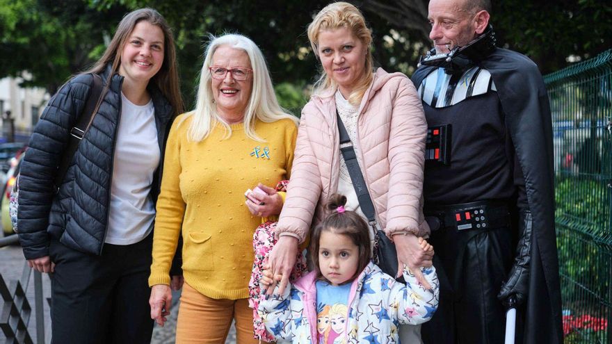 Desde la izquierda, Ana, su madre adoptiva, Montse, la biológica, Natalia, con la pequeña Sofía de la mano y Álex, el hermano tinerfeño. | | CARSTE W. LAURITSEN