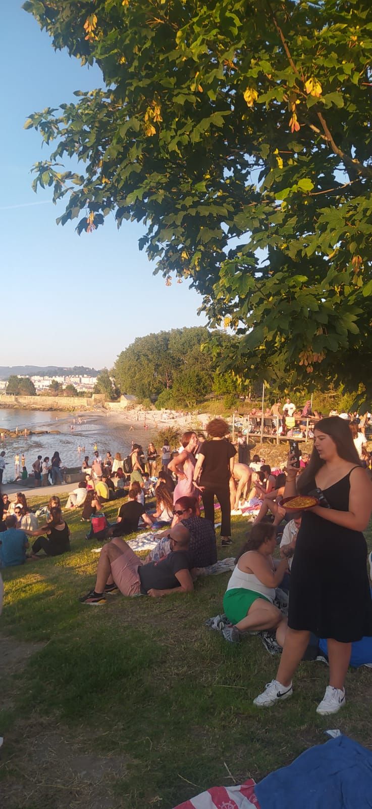 Ambientazo en las playas y plazas llenas para celebrar la noche meiga