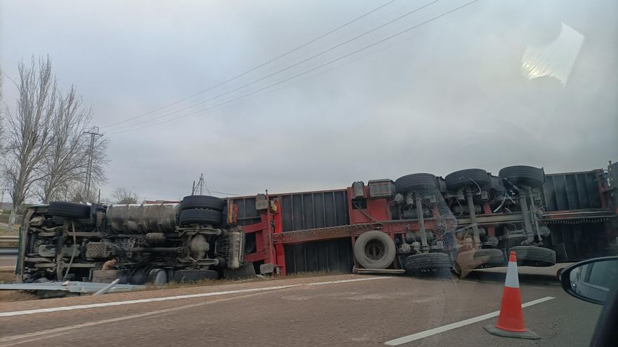 Un camión accidentado corta un carril de la A-5 cerca de Mérida